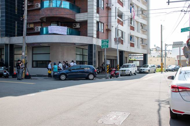 外埔區六分里雨水下水道系統不完備，每逢大雨來臨時，排水系統便因宣洩不及導致回堵，立法院副院長蔡其昌6日邀集相關單位會勘。（陳淑娥攝）