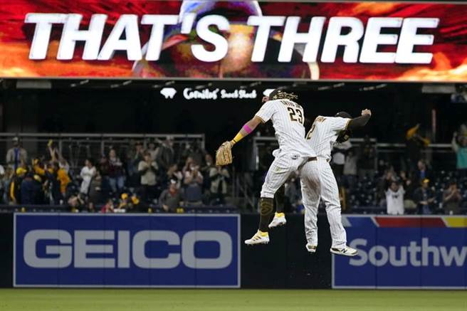 教士队Fernando Tatis Jr.与队友庆祝。（美联社）