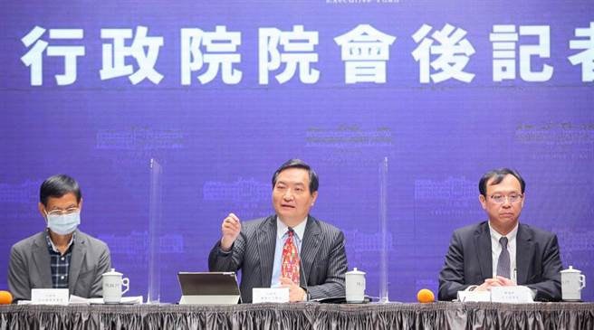 行政院政务委员林万亿（左起）、发言人罗秉成与卫福部次长石崇良等人出席6日在院会后记者会，说明少子女化对策，罗表示院长苏贞昌拍板3大措施抢救少子化，首先是放宽父母可同时请育婴假、育婴留职停薪津贴从投保薪资的6成提高为8成薪，产检补助次数从10次提高为14次、产检假5日增为7日，以及扩大补助不孕症夫妻接受人工生殖疗程费用。（张铠乙摄）
