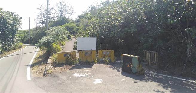 附近居民不满生存射击游戏的玩具子弹都会射到后院、排水沟、水塔，造成环境极大的污染。（姜霏摄）