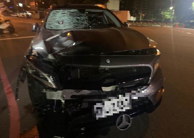 台中市南区5日凌晨三点多惊传宾士车酒驾撞死行人悲剧，黑色宾士车车窗全被撞碎。（民眾提供／冯惠宜台中传真）