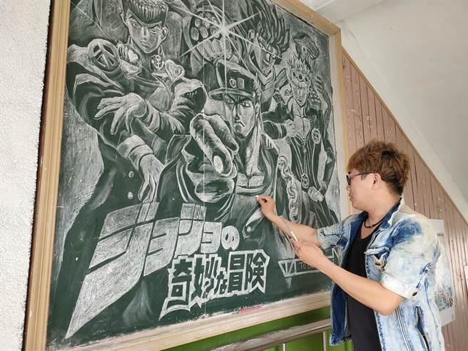 蔡育其表示，创作时仅用粉笔、特制的板擦，以及一双手，慢慢创作出各式各样的经典场景，他认为艺术源自于生活，任何媒材及创作形式都可以。(吴建辉摄)