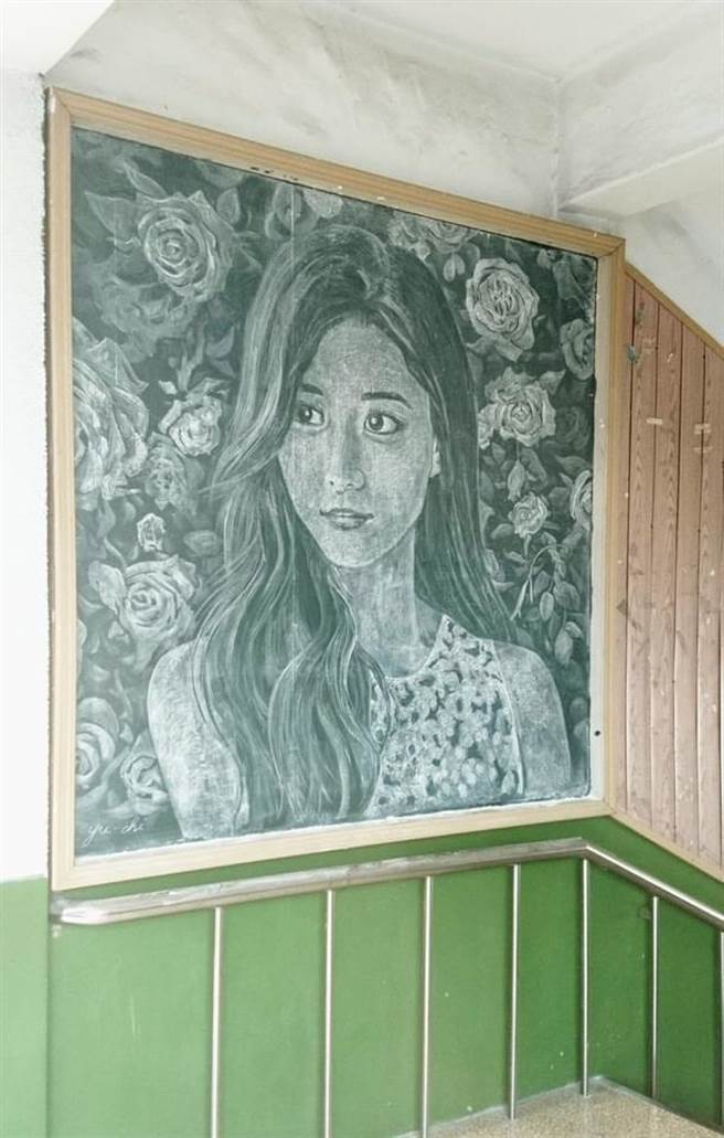 连周子瑜也都栩栩如生地出现在黑板上，让学生惊呼连连，封他为「板画之神」。(蔡育其提供／吴建辉彰化传真)