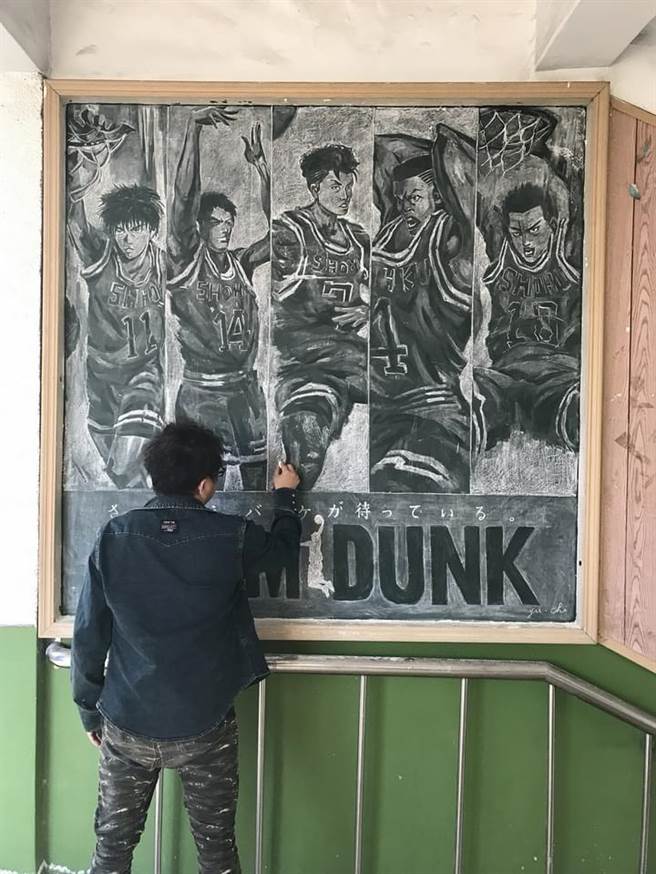 一开始学生不太敢出手，因此他才抛砖引玉出手绘制，没想到造成轰动，许多学生还「点菜」要他画出不同作品。(蔡育其提供／吴建辉彰化传真)