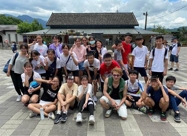 蔡育其(前排右4)老师教学风格有趣，与学生打成一片，常常与家长带着孩子到处旅行，深受学生与家长肯定。(蔡育其提供／吴建辉彰化传真)