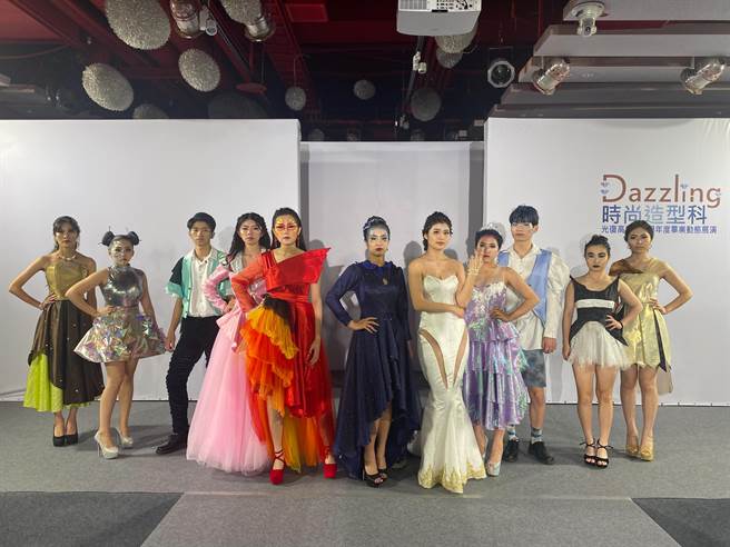 新竹市光復高中时尚造型科「Dazzling」毕业动态展演6日登场，由时尚造型科所有学生共同担纲演出。（陈育贤摄）