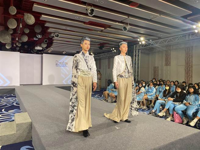 光復高中时尚造型科「Dazzling」毕业动态展演6日登场，由时尚造型科所有学生共同担纲演出。（陈育贤摄）