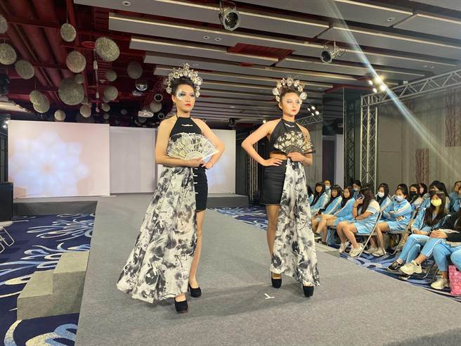 光復高中时尚造型科「Dazzling」毕业动态展演6日登场，由时尚造型科所有学生共同担纲演出。（陈育贤摄）