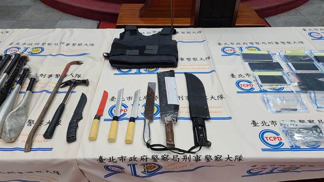 警方查扣刀械、棍棒等证物。（图／警方提供）