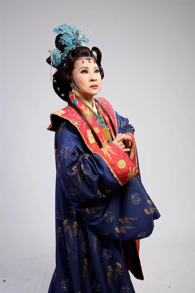 戲曲天后許秀年（見圖）與高玉珊睽違30年再度同台飆戲，搬演新作《當時月有淚》。（一心戲劇團提供）