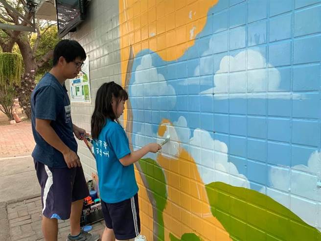 南州国小今年开始美化校园，校长特别请美术老师协助指导学生，一同妆点校园环境。（校方提供／吴建辉彰化传真）