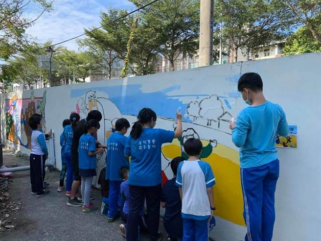涂鸦的内容除了让小朋友自行发挥创意外，也搭配有故事性的绘本，让小朋友从教室移到户外学习，提高学习兴趣，一举数得。（校方提供／吴建辉彰化传真）