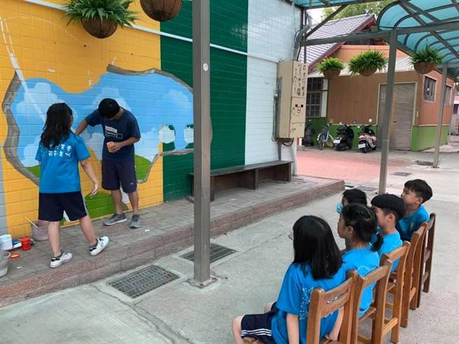 在作画前老师细心指导学生，并带着学童一起完成作品。（校方提供／吴建辉彰化传真）