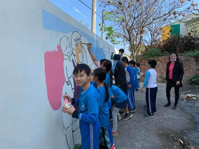 林茂兴说，有些学校可能会找画师到学校作画，但他认为小朋友对于作品的情感可能不会太多，如果墙上的作品是自己亲手所绘制，相信这对小朋友来说会更有意义。（校方提供／吴建辉彰化传真）