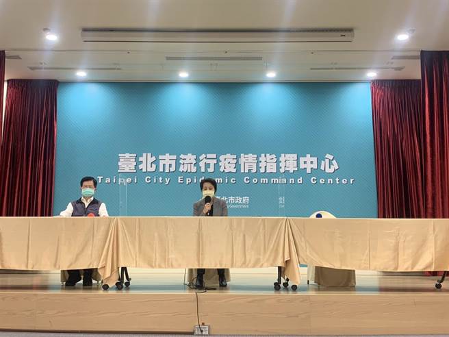 台北市流行疫情指揮中心今下午召開記者會，由台北副市長兼副指揮官黃珊珊及衛生局長黃世傑出席。（黃婉婷攝）