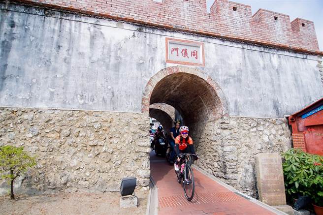 高市观光局举办凤山艺文廊道单车游5／16登场。（柯宗纬翻摄）