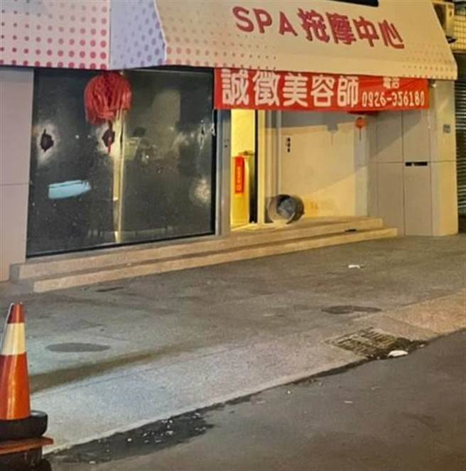 彰市護膚店男服務生感情糾紛，10名黑衣人暗夜手持球棒砸店洩憤。（民眾提供／吳敏菁彰化傳真）