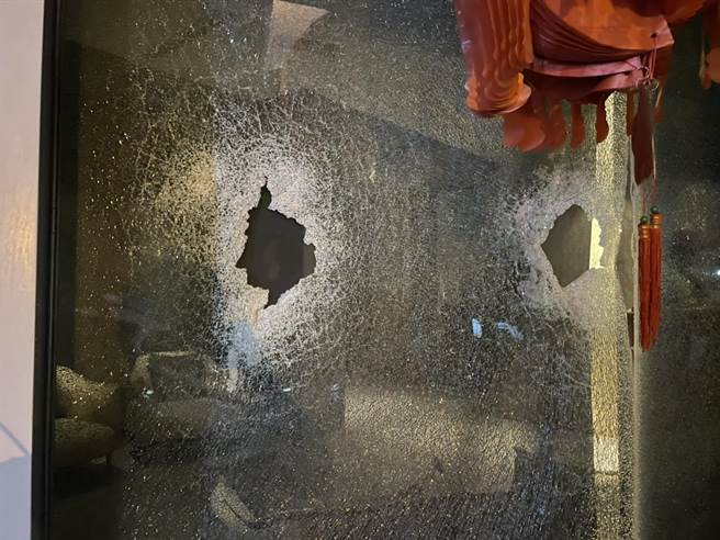 彰市護膚店男服務生感情糾紛，10名黑衣人暗夜手持球棒砸店洩憤。（民眾提供／吳敏菁彰化傳真）