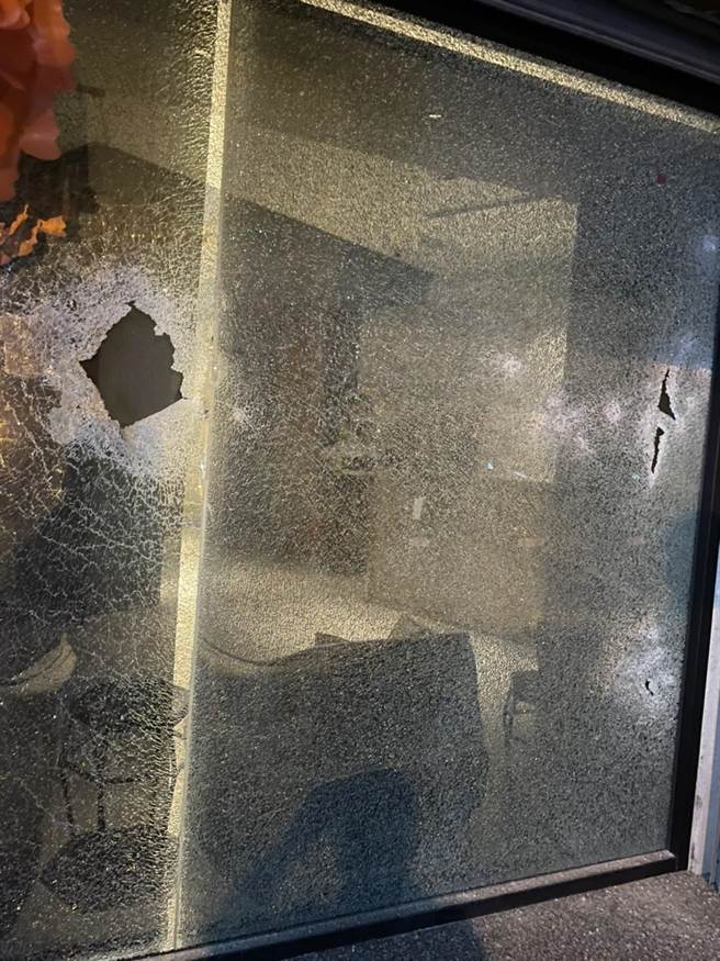 彰市護膚店男服務生感情糾紛，10名黑衣人暗夜手持球棒砸店洩憤。（民眾提供／吳敏菁彰化傳真）