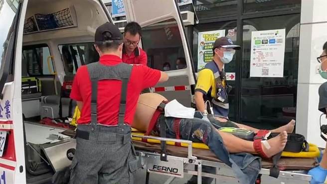 台东惊传1名45岁男子6日下午在知本乐山的香蕉园喷洒农药，因驾驶农用车不慎翻覆，目前失去生命迹象。（蔡旻妤摄）