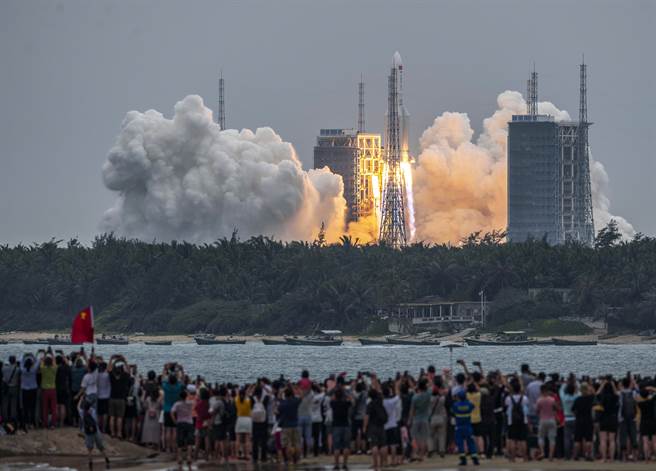 搭载国际太空站天和核心舱的长征5号B遥二运载火箭，在海南省文昌航天发射场点火升空，部分残骸坠回地球，并于5月8日晚及9日上午与台湾擦边而过。（资料照／新华社）