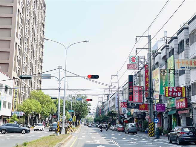 潭子頭家地區中山路沿線69仟伏特高壓電桿林立，可望於年底全數拆除完畢。（陳淑娥攝）