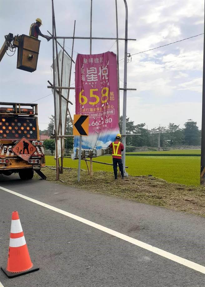 云林县府工务处最近加强拆除干道旁的广告看板，图为145县道。（云林县府提供）