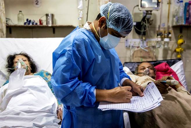 26歲的阿格瓦爾（Rohan Aggarwal）是印度新德里神聖家庭醫院的住院醫師，他是資淺醫生，主要負責急診室，卻因為疫情嚴峻，被迫決定新冠患者的生死。（圖／路透社）