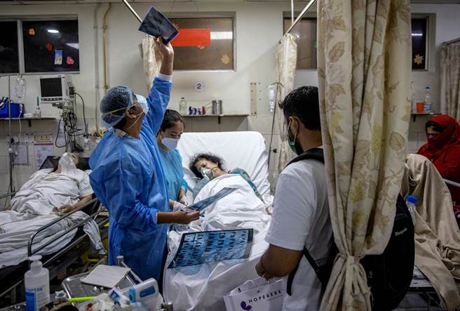 26歲的阿格瓦爾（Rohan Aggarwal）是印度新德里神聖家庭醫院的住院醫師，一次值班時間長達27小時。（圖／路透社）