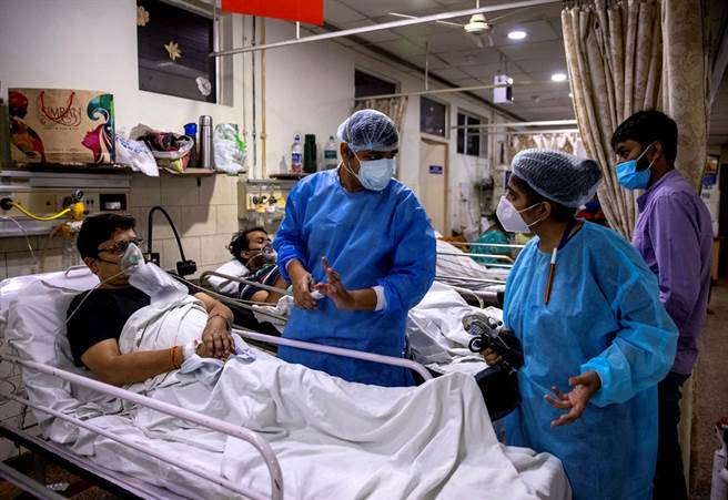 26歲的阿格瓦爾（Rohan Aggarwal）是印度新德里神聖家庭醫院的住院醫師，一次值班27小時，緊急狀況不斷。（圖／路透社）