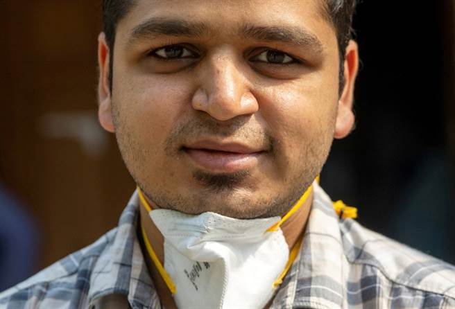 26歲的阿格瓦爾（Rohan Aggarwal）是印度新德里神聖家庭醫院的住院醫師，他是資淺醫生，主要負責急診室，卻因為疫情嚴峻，被迫決定新冠患者的生死。（圖／路透社）