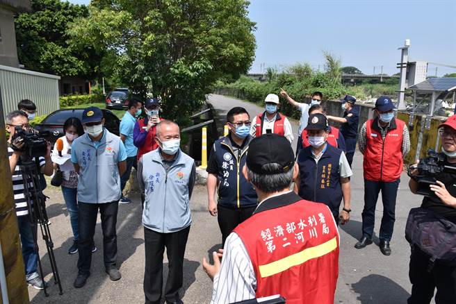 苗栗縣長徐耀昌，6日上午邀請水利署第2河川局長楊人傑赴米粉街會勘研商防汛工程。（謝明俊攝）