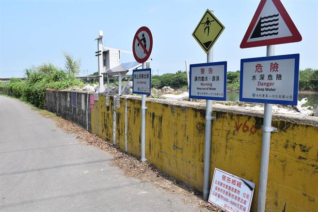 米粉街中港溪畔護堤只是臨時堤防。（謝明俊攝）