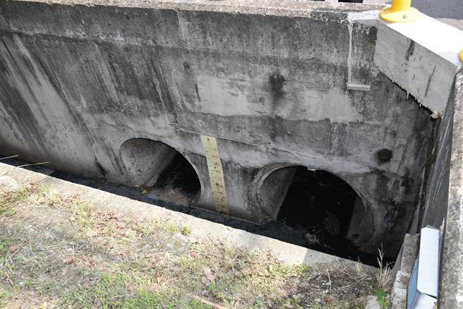 頭份尖山里米粉街排洪渠道因水位過低，經常發生無法排洪問題。（謝明俊攝）