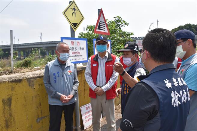 苗栗縣長徐耀昌，6日上午邀請水利署第2河川局長楊人傑赴米粉街會勘研商防汛工程。（謝明俊攝）