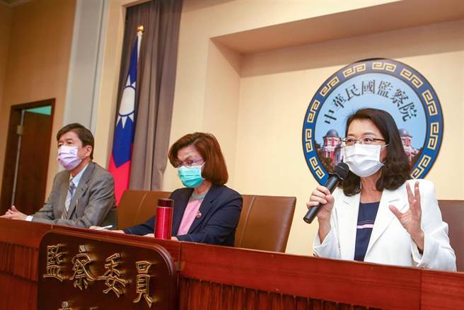 美國將我漁獲列入強迫勞動貨品清單，影響台灣國際形象，監察院通過調查報告，糾正外交部、勞動部及行政院農業委員會漁業署。監察委員王幼玲（中）、王美玉（右）、蔡崇義（左）6日召開記者會，請行政院正視遠洋漁船外籍漁工的勞動權益，維護漁工人權。（鄧博仁攝）