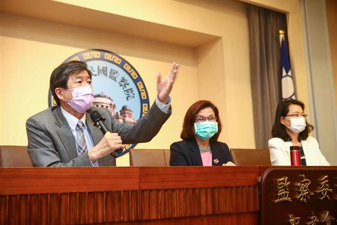 美國將我漁獲列入強迫勞動貨品清單，影響台灣國際形象，監察院通過調查報告，糾正外交部、勞動部及行政院農業委員會漁業署。監察委員王幼玲（中）、王美玉（右）、蔡崇義（左）6日召開記者會，請行政院正視遠洋漁船外籍漁工的勞動權益，維護漁工人權。（鄧博仁攝）
