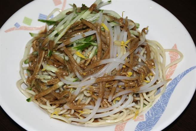 道地二空凉麵传承自台南市仁德区的眷村口感。（程炳璋摄）