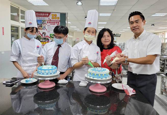 明台高中6日上午举办「明台高中烘焙科母亲节蛋糕发表会暨成果展」，烘焙科同学，母亲节前夕秀才艺，示范「復古奶油霜蛋糕」校长林垂益（左2起）、董事长林芳媖、副董事长林承峰体验挤奶油的技术。（明台高中提供／黄国峰台中传真）