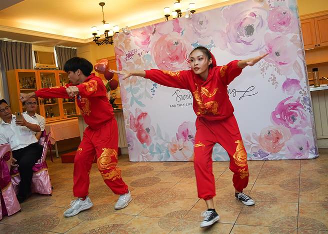 明台高中6日上午举办「明台高中烘焙科母亲节蛋糕发表会暨成果展」，除烘焙科才艺，表演技术科也演出嘻哈双人舞超吸睛。（明台高中提供／黄国峰台中传真）