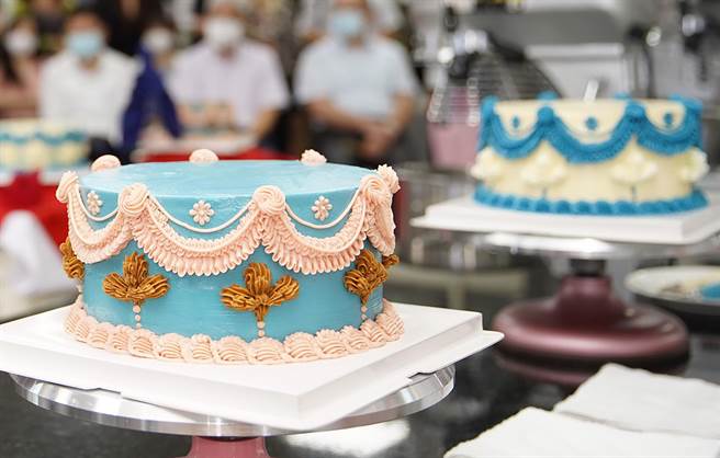 明台高中6日上午举办「明台高中烘焙科母亲节蛋糕发表会暨成果展」，烘焙科同学，制作「復古奶油霜蛋糕」简约宫廷感，色香味俱全，让人直流口水。（黄国峰摄）