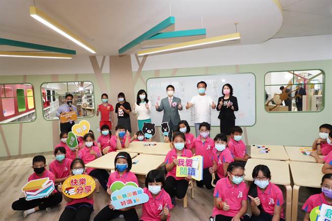 后排右二起为嘉义县长翁章梁、玉山银行董事长黄男州、玉山金控总经理陈美满与新港国小学童一同欢庆「嘉义县图书馆儿童阅览室」启用。（玉山提供）