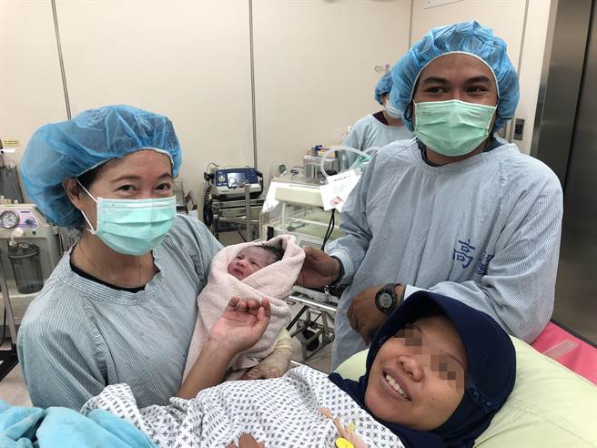 印尼籍的娜娜结婚不孕3年半，透过人工授精或试管疗程怀孕产子，特别为宝宝取小名「高」，纪念在高雄出生的辛苦故事。（高雄医学大学附设中和纪念医院提供／袁庭尧高雄传真）