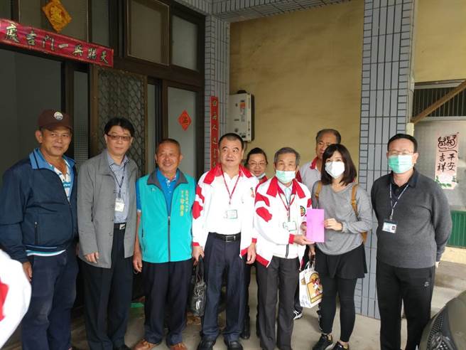 捷運警察隊員警協助女童照料三餐，也時常教導女童課業。（捷運警察隊提供）