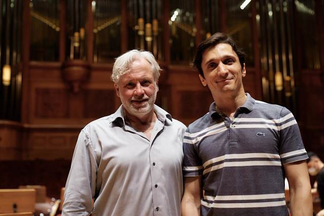 布梭尼国际钢琴大赛首奖罗马诺夫斯基（右）再度来台，携手顶尖指挥家史坦兹（左）与国家交响乐团，将于本周末登场演出普罗高菲夫第二号钢琴协奏曲。（国家交响乐团提供）