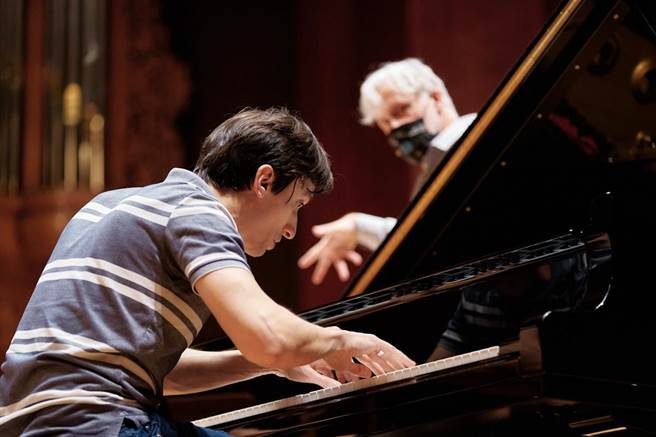 罗马诺夫斯基于1984年在乌克兰出生，17岁时拿下布索尼国际钢琴大赛的冠军，2007年获邀为教宗演奏，同时与各大交响乐团皆有合作。（国家交响乐团提供）