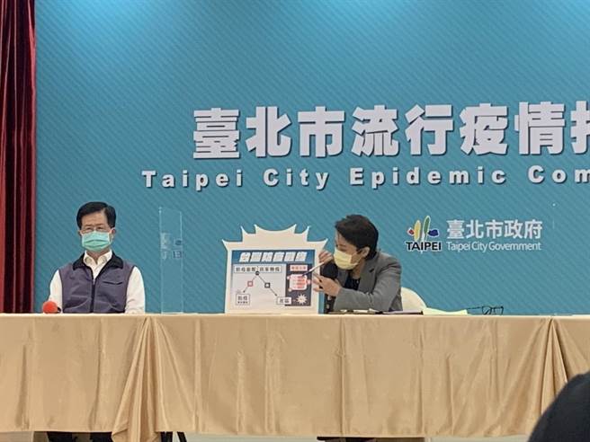 台北市流行疫情指挥中心今下午召开记者会，由台北副市长兼副指挥官黄珊珊及卫生局长黄世杰出席。（黄婉婷摄）