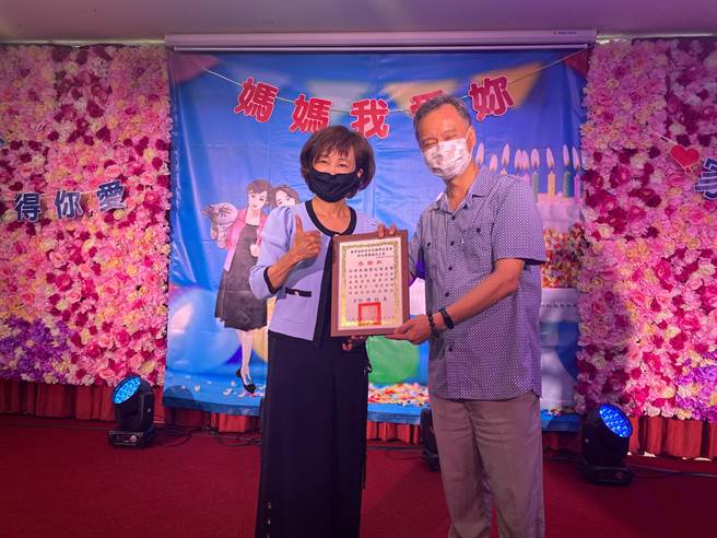 新竹荣家母亲节联欢会6日登场，新竹荣服处主任陈桂美（左）特别颁赠感谢状予中视爱心基金会，由中国时报公益演唱会制作人梁俊华代表接受。（陈育贤摄）
