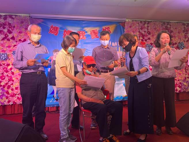 由中视慈善爱心基金会主办、中国时报承办的「为荣家献唱」歌唱会，6日在新竹荣民之家登场。（陈育贤摄）