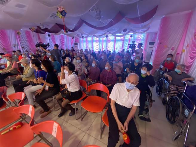 由中视慈善爱心基金会主办、中国时报承办的「为荣家献唱」歌唱会，6日在新竹荣民之家登场。（陈育贤摄）